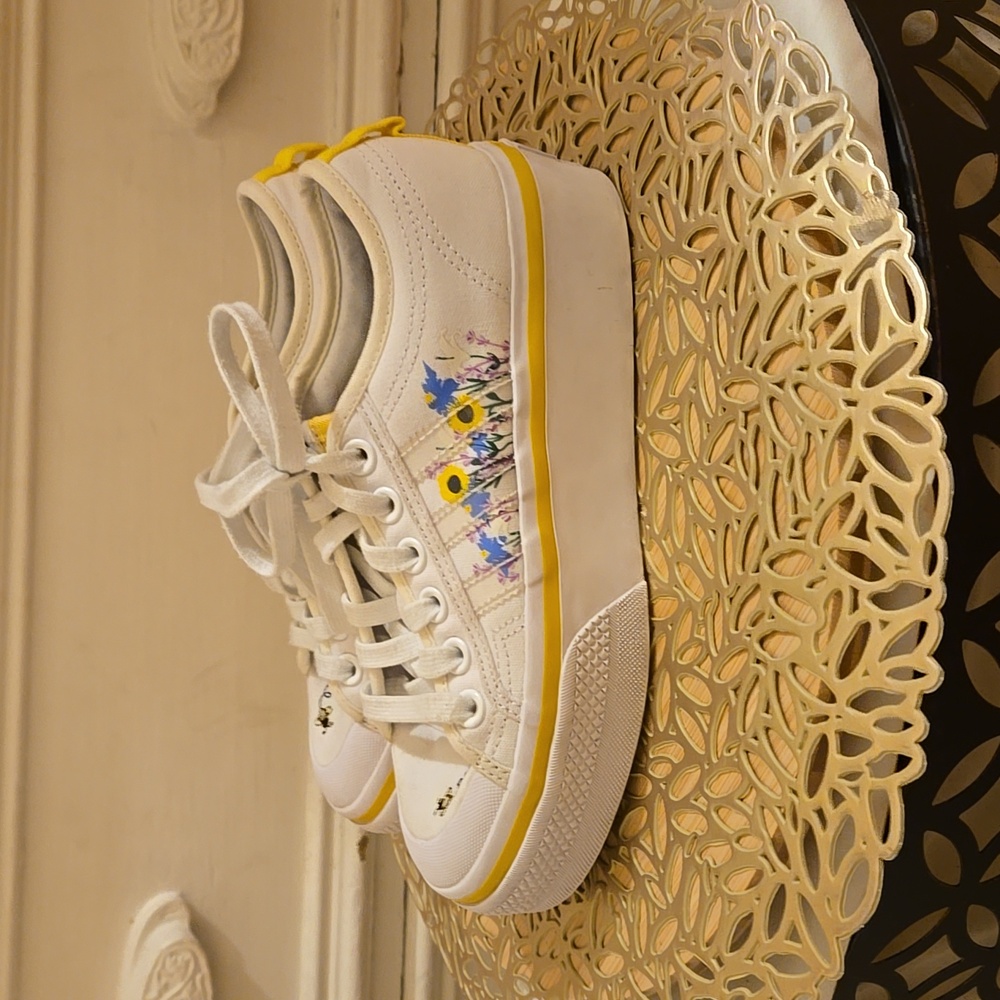 Adidas ortholite bee-lieve in flowers sneakers Sz 4.5. Ladies sz 6 ⭐